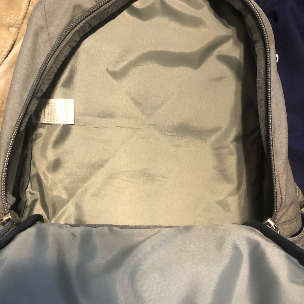 North face backpack - Picture 2 of 8